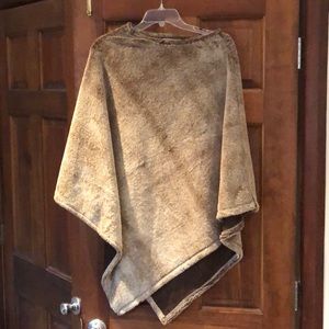 Faux fur poncho (raegan heathered taupe colored)